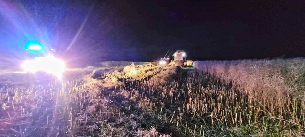 Pożar kombajnu w Starym Strączu ZDJĘCIA
