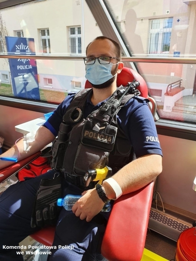 Krwiobus stanął przed wschowskąkomendą ZDJĘCIA