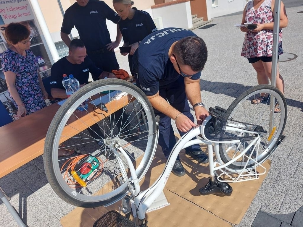 Wschowscy policjanci znakowali rowery ZDJĘCIA