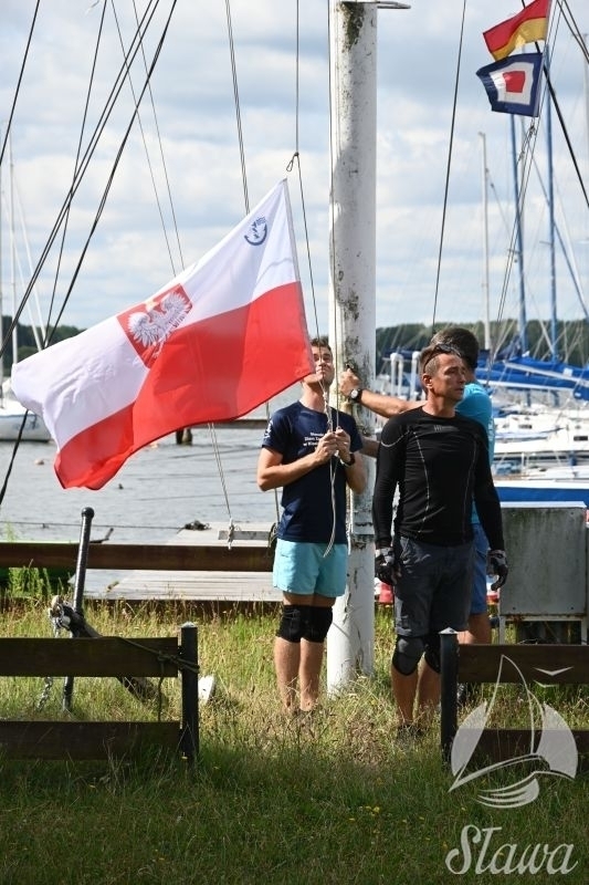Żeglarska rywalizacja na jeziorze