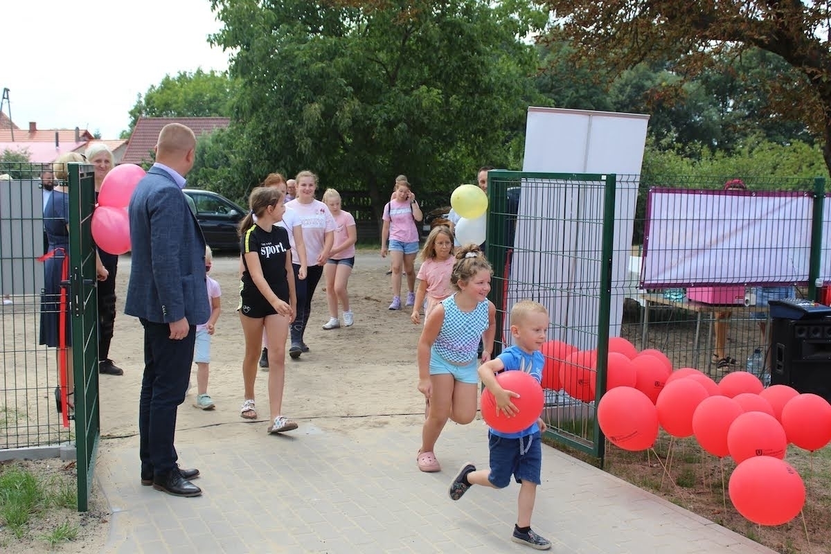 Zdjęcie 17: Otwarcie placów zabaw i siłowni w Wyszanowie i w Zamysłowie (ZDJĘCIA)