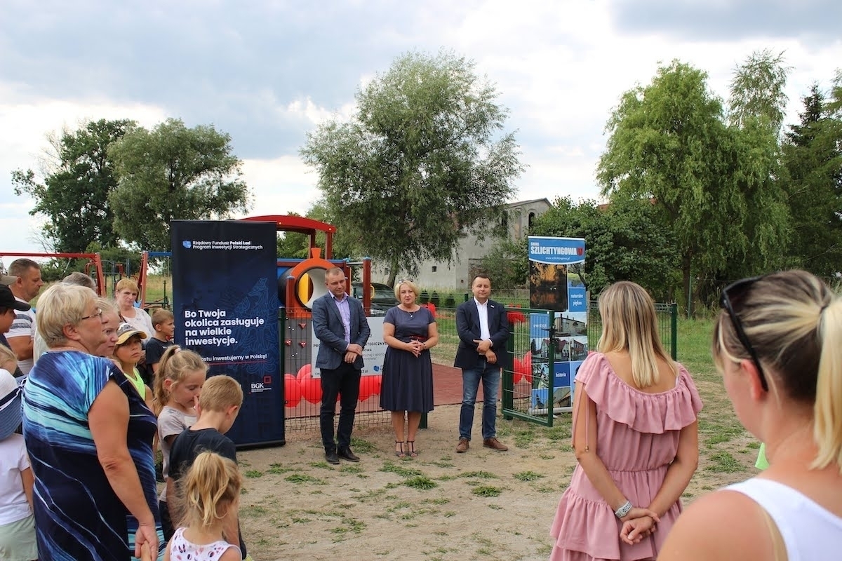 Zdjęcie 11: Otwarcie placów zabaw i siłowni w Wyszanowie i w Zamysłowie (ZDJĘCIA)