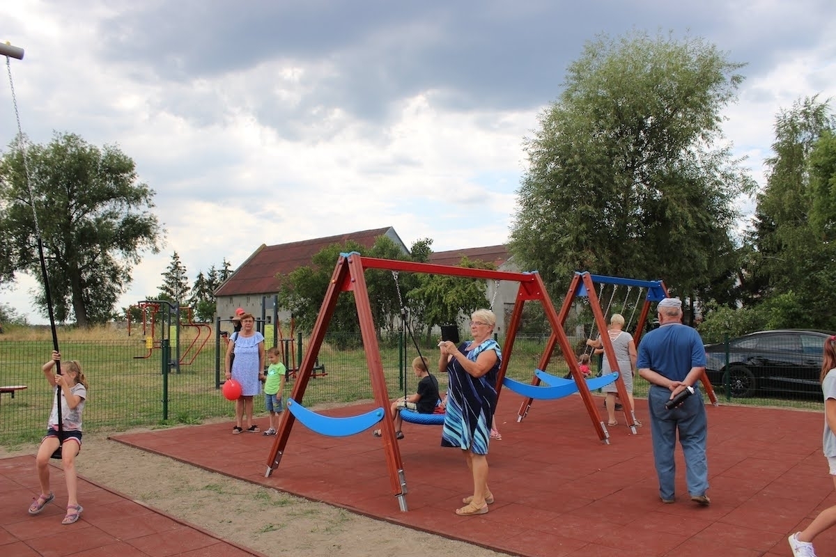 Zdjęcie 31: Otwarcie placów zabaw i siłowni w Wyszanowie i w Zamysłowie (ZDJĘCIA)