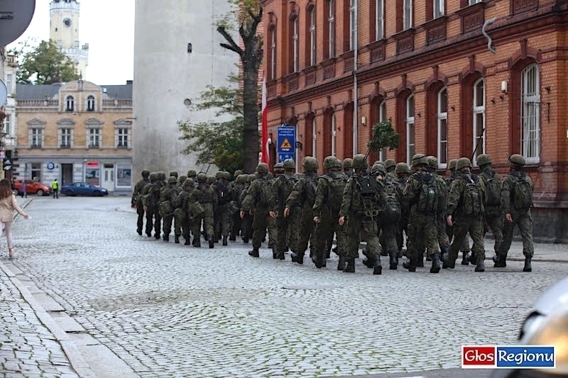Przez miasto przemaszerujążołnierze.