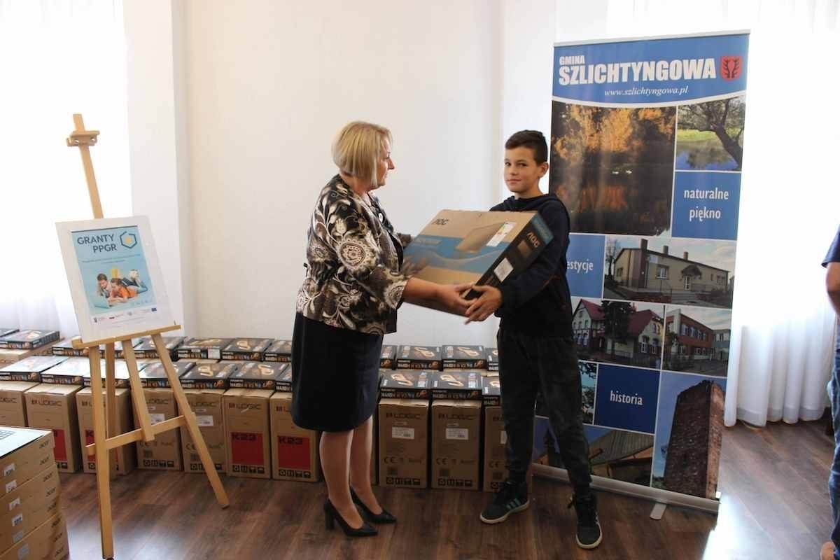 Sprzęt komputerowy dla dzieci z terenów po PGR-ach