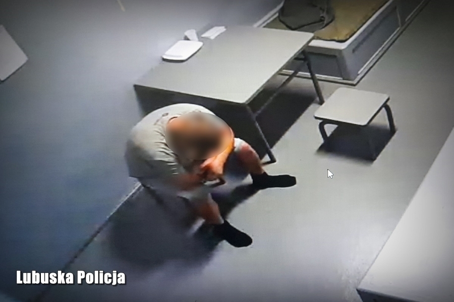 Zaatakował kobietę w parku i ukradł jej 10 tysięcy złotych.