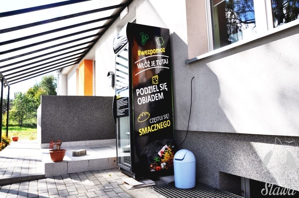 Masz za dużo jedzenia włóż je do lodówki i podziel się z innymi.