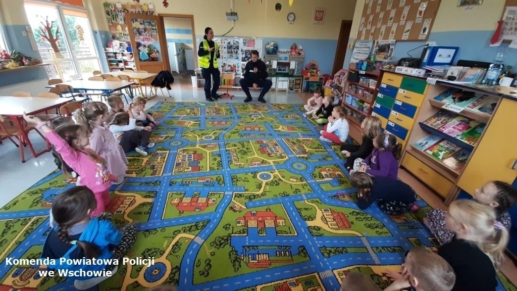Policjanci odwiedzili grupy przedszkolne ZDJĘCIA