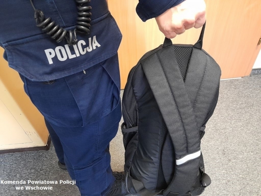 Wykorzystali okazję i ukradli plecak