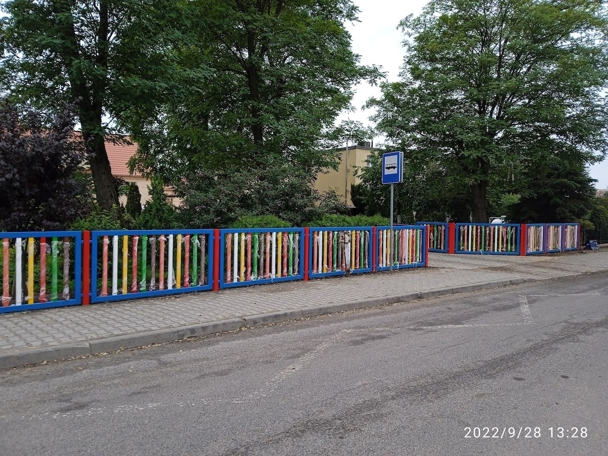 Szkoła w Jędrzychowicach z nowym ogrodzeniem i utwardzonym terenem ZDJĘCIA