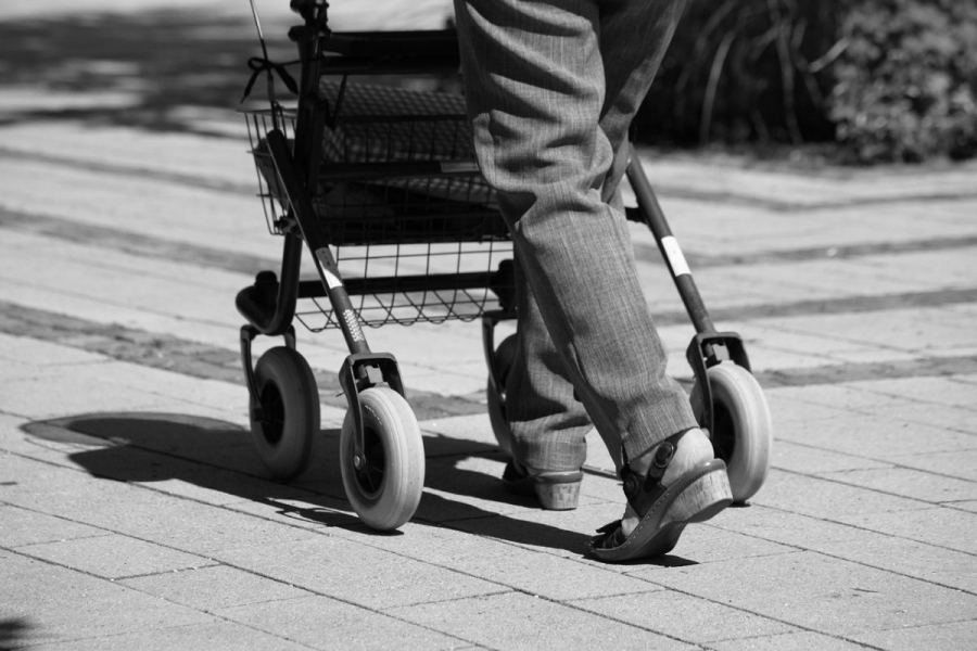 Ma prawie 80 lat i choruje na Alzheimera.