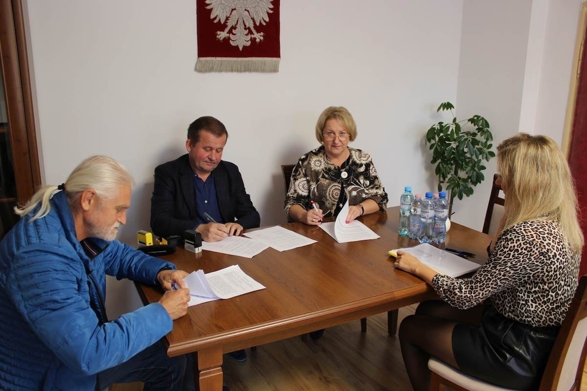 Umowa na rozbudowę świetlicy w Starych Drzewcach podpisana