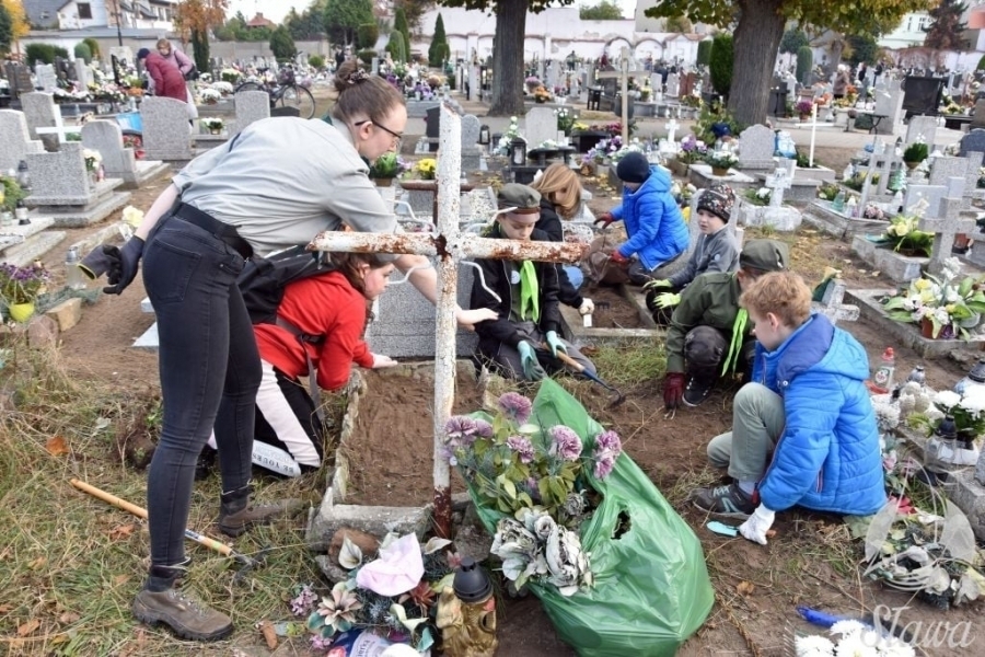 Coroczna akcja sprzątania grobów
