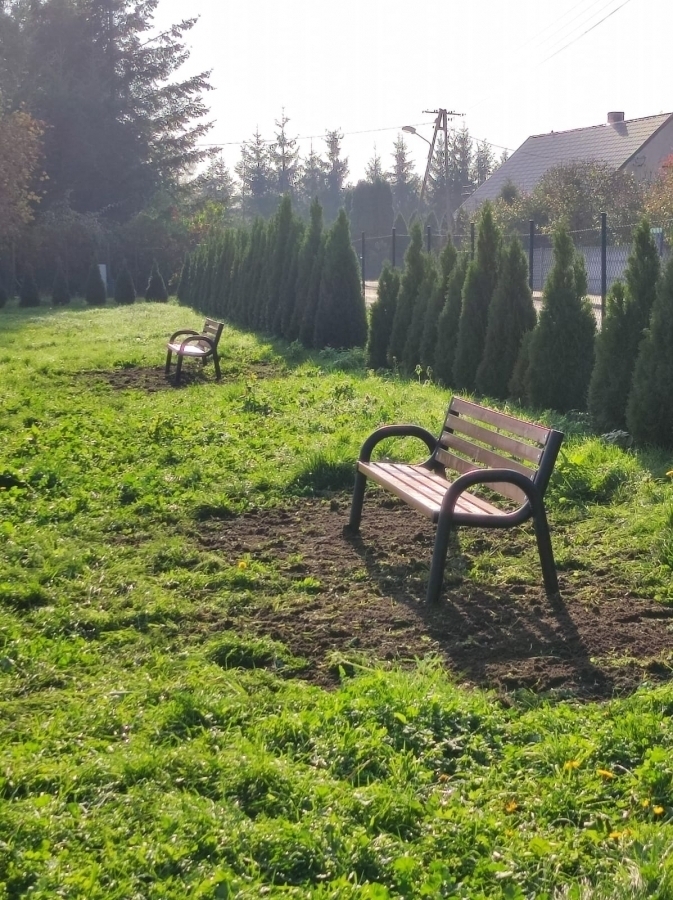Nowe ławki na terenach rekreacyjnych w Jędrzychowicach ZDJĘCIA