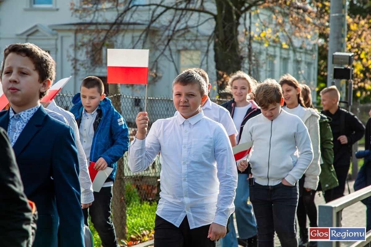 Dzieci przeszły ulicami Wschowy w patriotycznym happeningu VIDEO