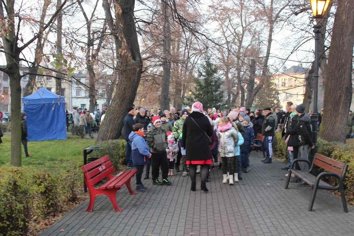 Uroczyste rozświetlenie choinki i wizyta Mikołaja w Szlichtyngowej ZDJĘCIA