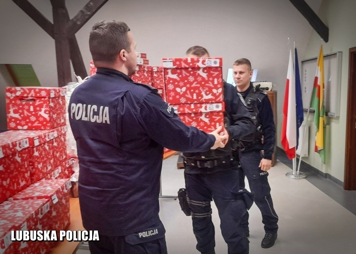 Świąteczne paczki od wschowskich policjantów trafiły do Domów Dziecka