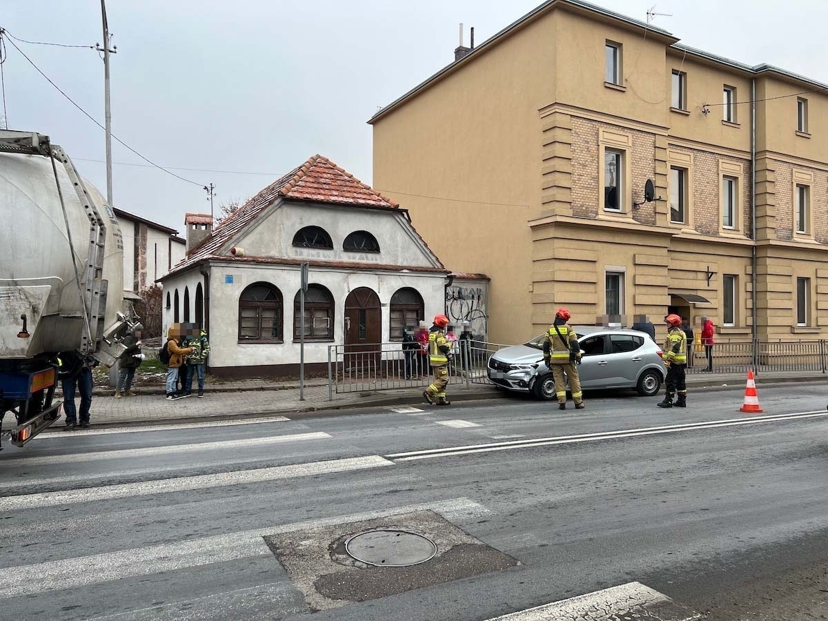 Kolizja dacii ze scanią.