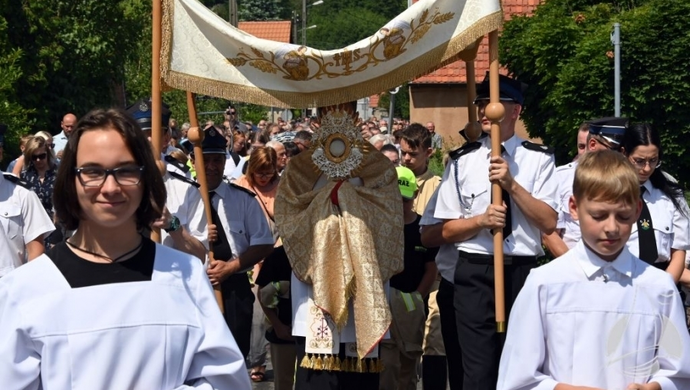 Procesja przeszła ulicami Sławy