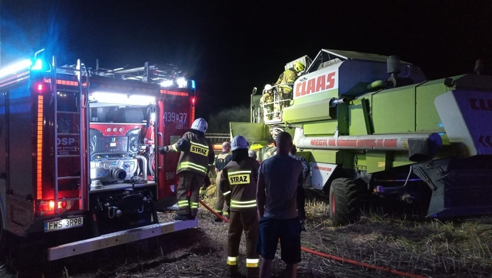 Pożar kombajnu w Starym Strączu (ZDJĘCIA)