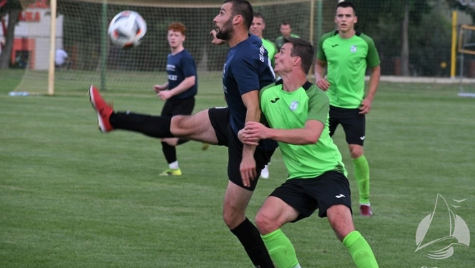 Dąb wygrywa u siebie