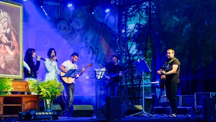 Koncerty i adoracja. Tak było na „wieczorze uwielbienia”.