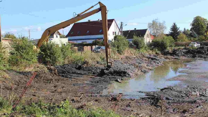 Trwają prace związane z oczyszczaniem zbiornika wodnego w Zamysłowie