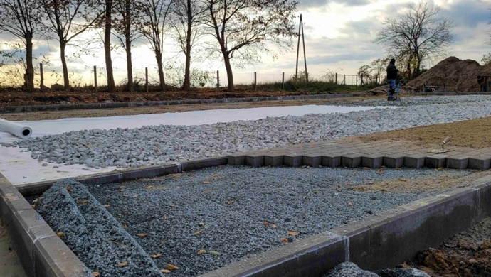 Postępuje budowa boiska wielofunkcyjnego przy Szkole w Jędrzychowicach (FOTO)