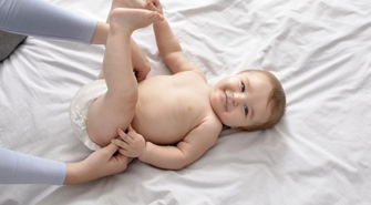 Jak często przewijać noworodka? Poradnik dla rodziców, który pozwoli uniknąć odparzeń