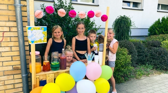 Serwują lemoniadę i naleśniki. 