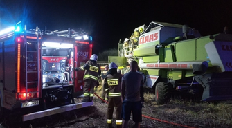 Pożar kombajnu w Starym Strączu (ZDJĘCIA)