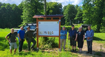 Stanęła druga z czterech tablic informacyjnych.