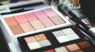 Makijaż na lato 2022r. - w jakie kosmetyki powinnaś się zaopatrzyć