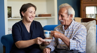 Jakie kwalifikacje powinna mieć opiekunka osób starszych?