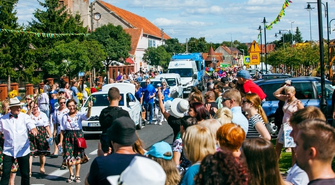 Barwny korowód ulicami miasta. Dni Sławy 2022 (VIDEO)