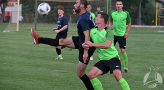 Dąb wygrywa u siebie