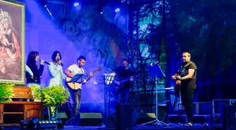 Koncerty i adoracja. Tak było na „wieczorze uwielbienia”.