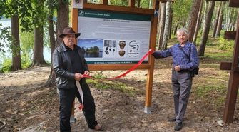 Czwarta tablica odsłonięta.