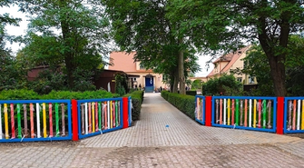 Szkoła w Jędrzychowicach z nowym ogrodzeniem i utwardzonym terenem (ZDJĘCIA)