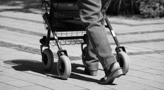 Ma prawie 80 lat i choruje na Alzheimera.