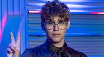 Wszyscy siadamy przed telewizorami.