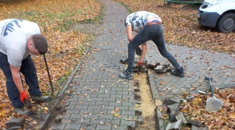 Trwa remont bieżący chodnika w Parku Górczyńskim (ZDJĘCIA)