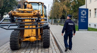 Wsiadł do koparki i odjechał, bo... chciał zaimponować znajomej