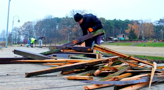 Trwa rozbiórka pomostu w Lginiu.