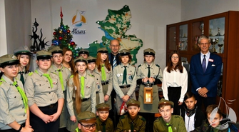 Światło Betlejemskie w Urzędzie Miejskim