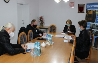 Podpisano umowęna budowę placu zabaw i siłowni w Goli oraz Małych Drzewcach