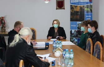 Podpisano umowęna budowę placu zabaw i siłowni w Goli oraz Małych Drzewcach