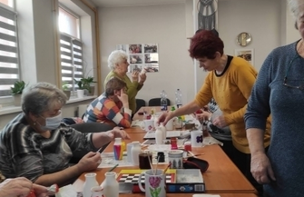 Warsztaty malowania ceramiki w Klubie Senior w Szlichtyngowej