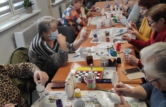 Warsztaty malowania ceramiki w Klubie Senior w Szlichtyngowej