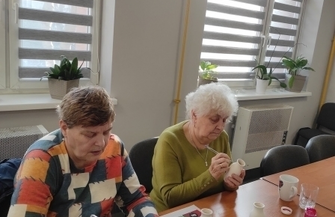 Warsztaty malowania ceramiki w Klubie Senior w Szlichtyngowej